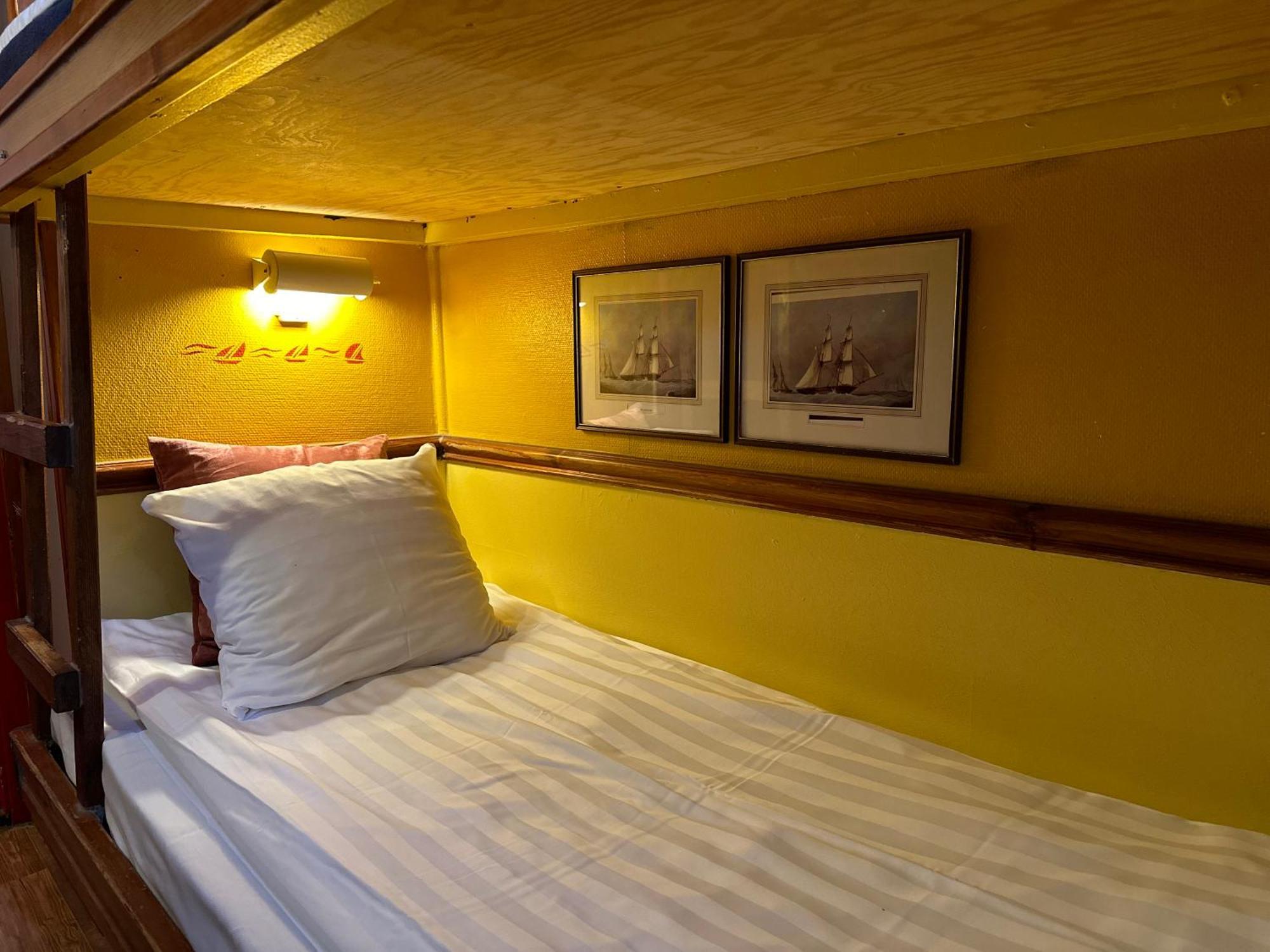 Den Roeda Baten Bådhotel